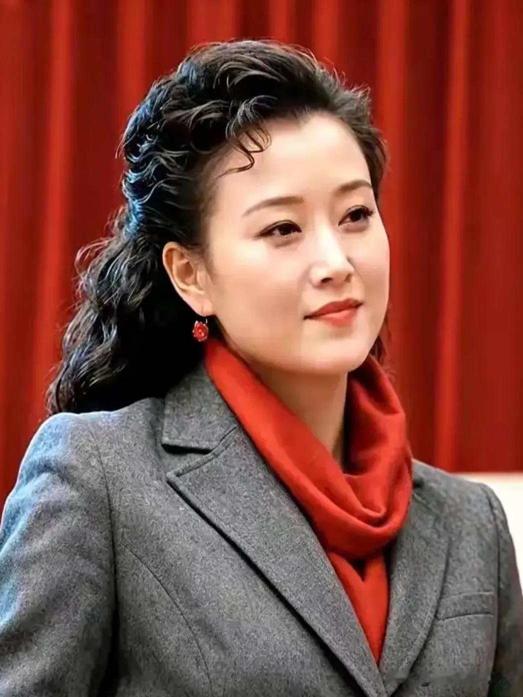 她是海政文工团独唱演员，著名女高音歌唱家，宋祖英曾是家喻户晓的歌唱家，在春晚舞台