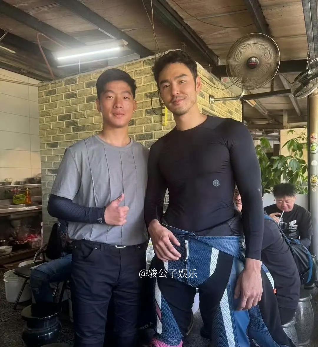 演员阮经天近日骑重型机车外出时被偶遇。42岁的他在一家路边摊用餐，上半身穿黑色健