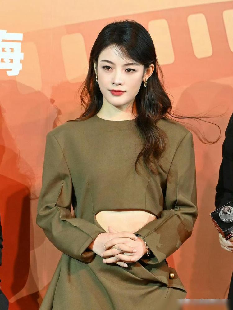 那尔那茜现在应该比吃了苍蝇还难受，煮熟的鸭子飞走了，到手的女主角也被取代了。