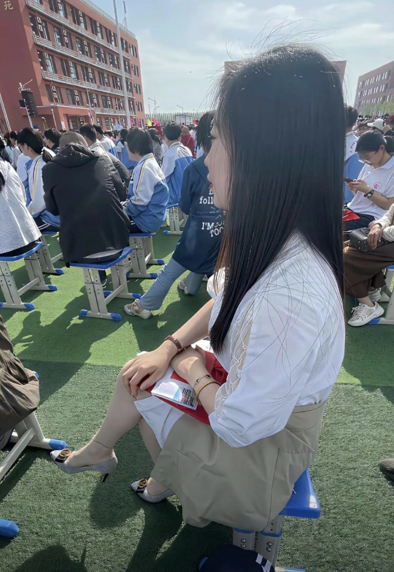 开家长会穿成这样合适吗？
