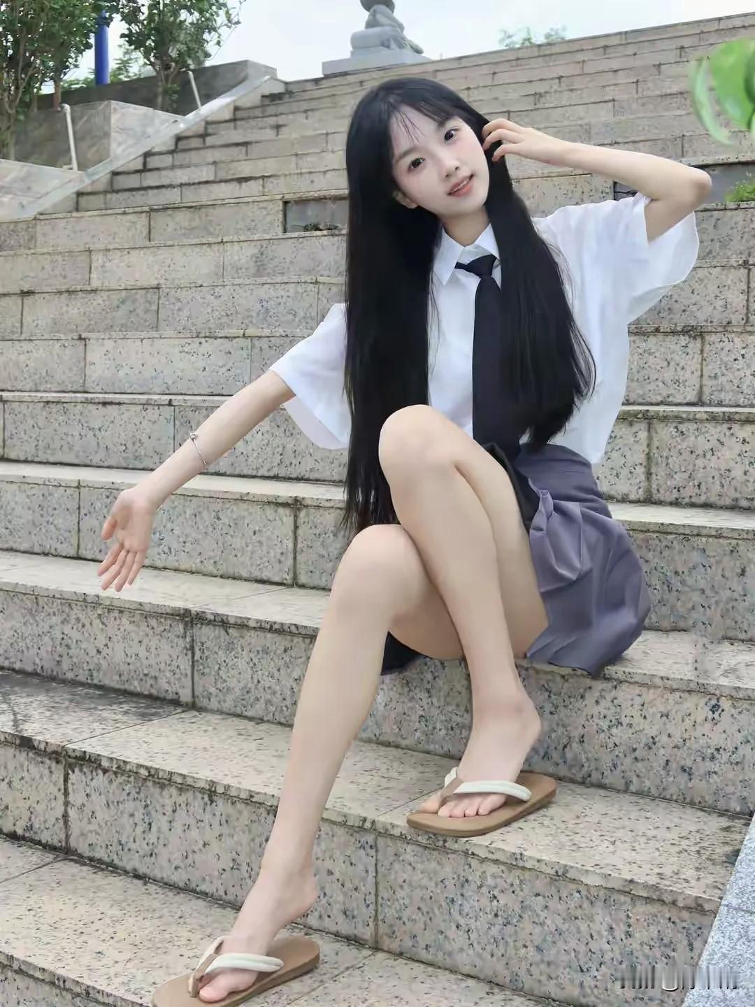 石梯闲坐鬓如丝，白衫轻扬系黑丝。漫捻云梢风拂袂，斜簪凉影步迟迟。一双屐齿敲阶