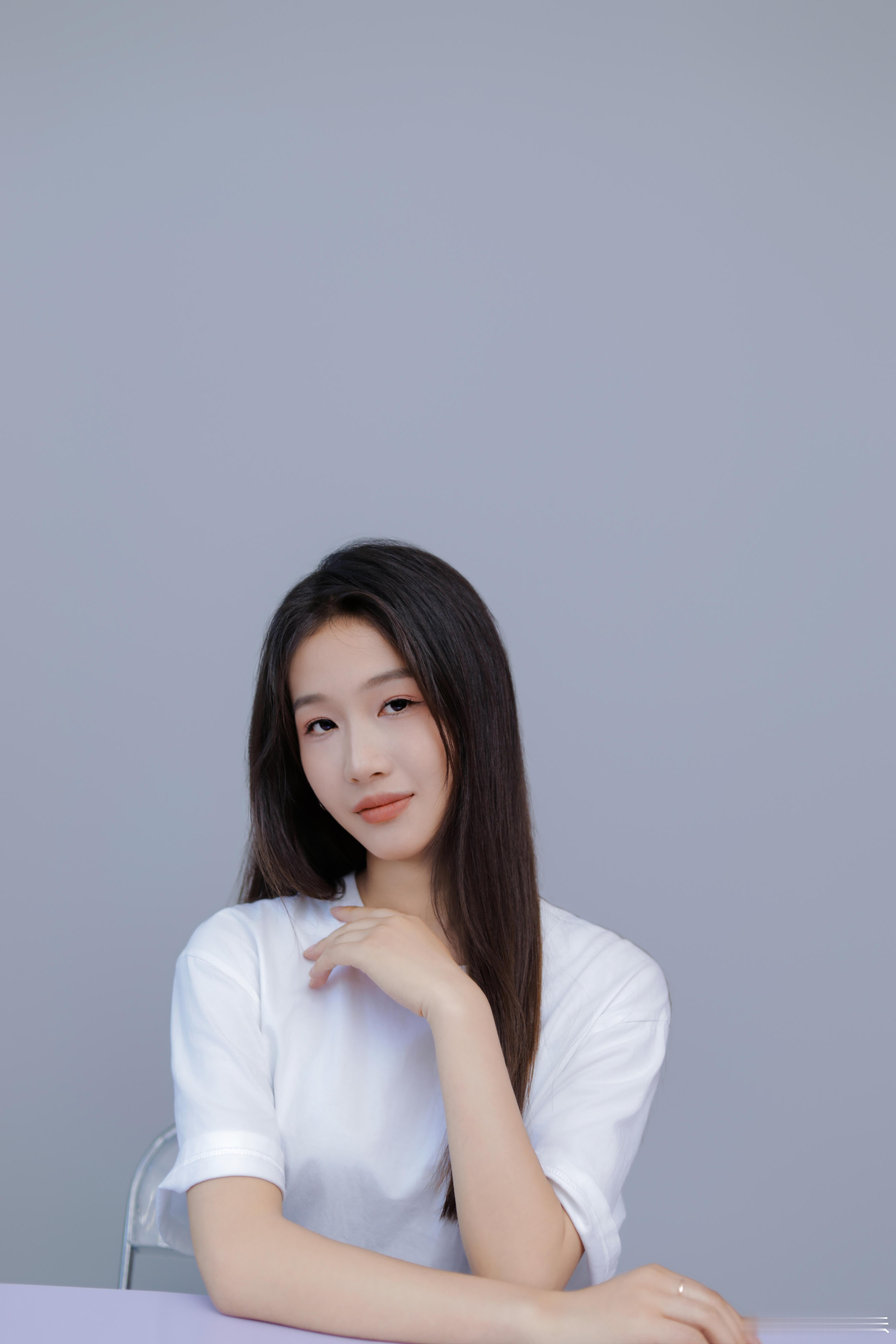 前几天去拍了套写真，感觉几十张里只能挑出来3张还是勉勉强强的，哪个能当头像，已经