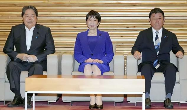 高市早苗这下是心凉了，在全球目光注视之下，日本前首相专程来华致歉，直言道出了高市