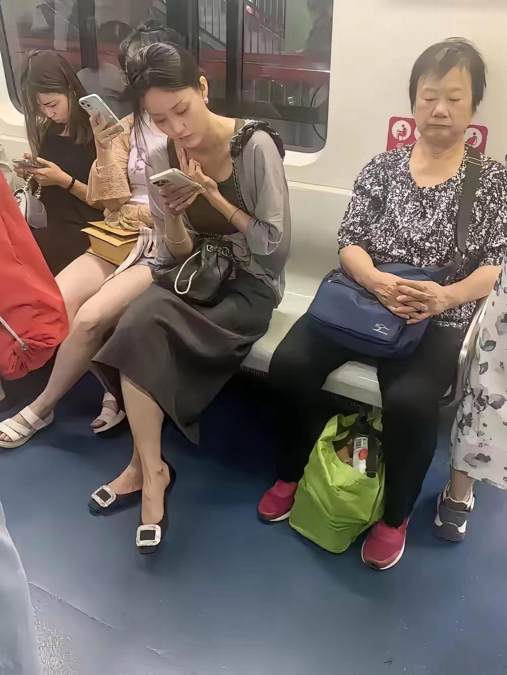 明人不说暗话，我看第一眼就沦陷了.