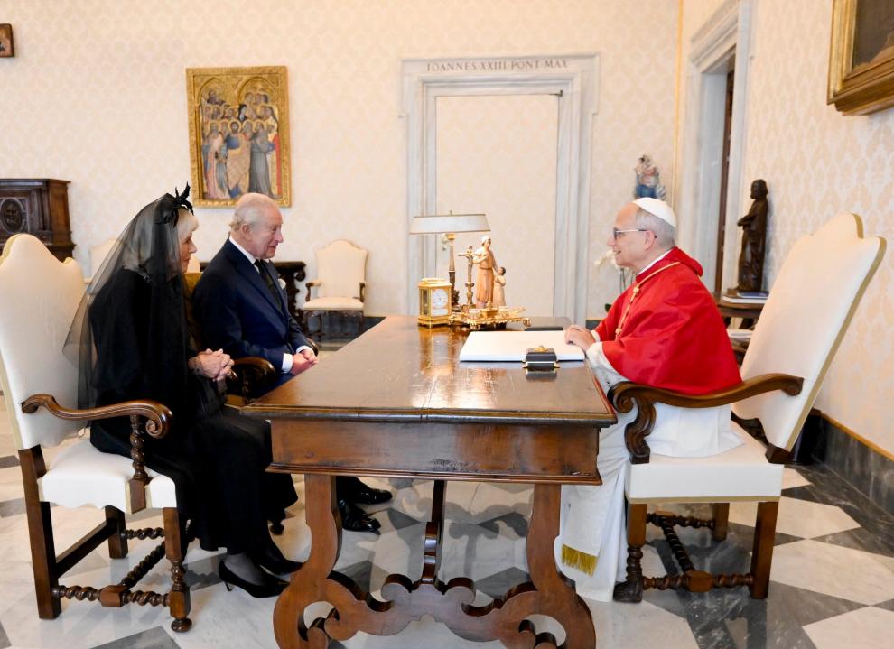 天皇现在是日本最痛苦的男人，爱子公主不能继位，高市大妈风光无限。温莎王室好歹也