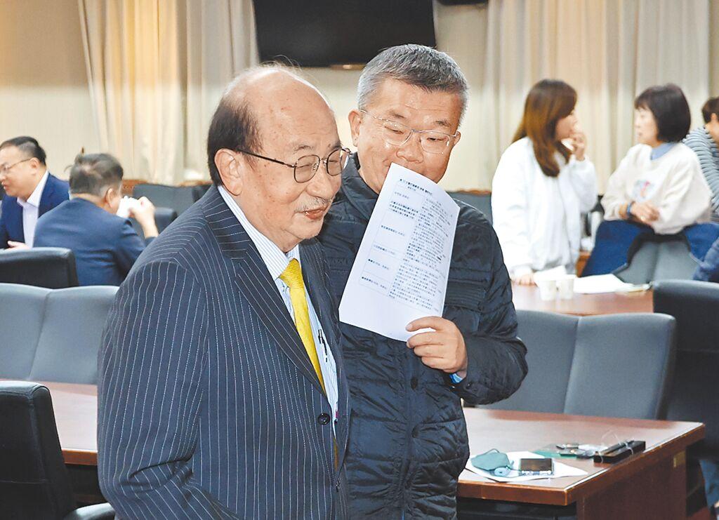 立院民进党团今（24）日开党团大会，讨论干部人选，总召一职由蔡其昌挑战柯建铭。稍