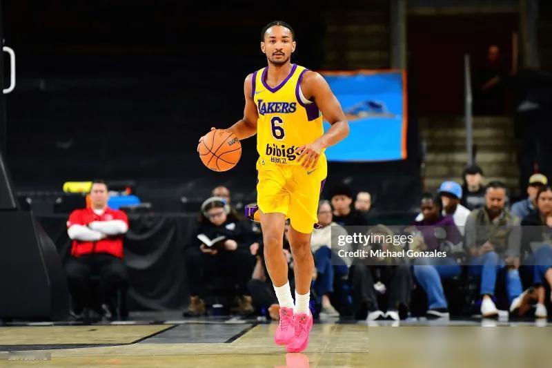 裁掉他之前，这家伙还在发展联盟砍了25分。你想想看。湖人更衣室的储物柜清空了