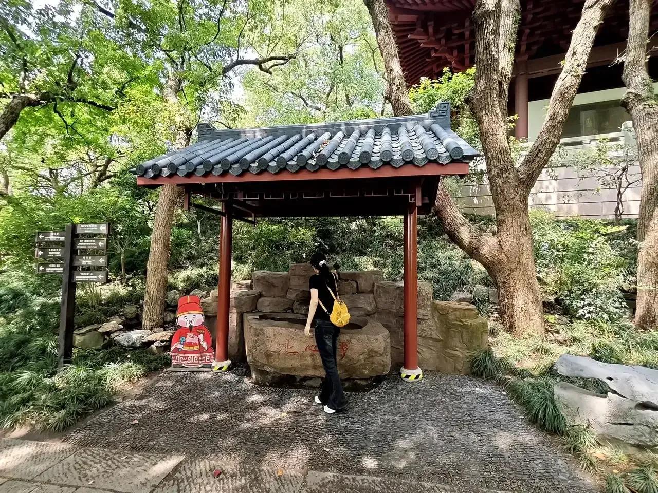 杭州城隍阁一直是杭州城的地标性建筑之一，如同雷峰塔一般名扬四海！城隍阁位于吴山