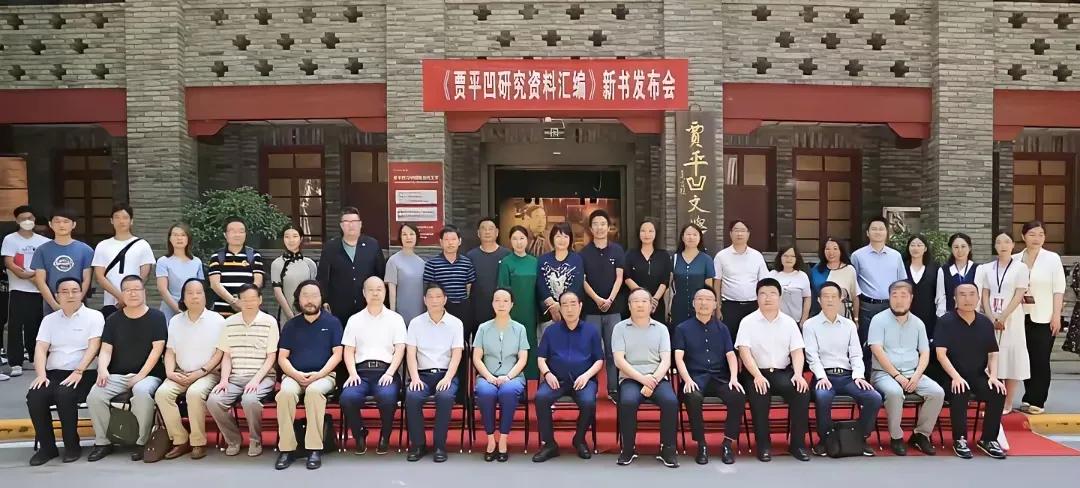 贾平凹搞了12座这种“贾平凹文学馆，我就想知道他何德何能要国家出钱建纪念馆？人家