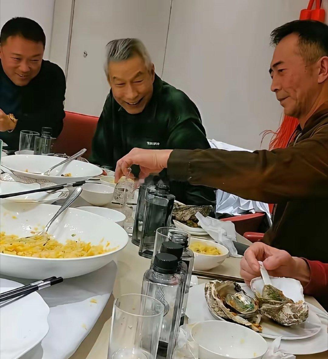 原来老戏骨明星老了，也喜欢吃生蚝！男人都这样吗？