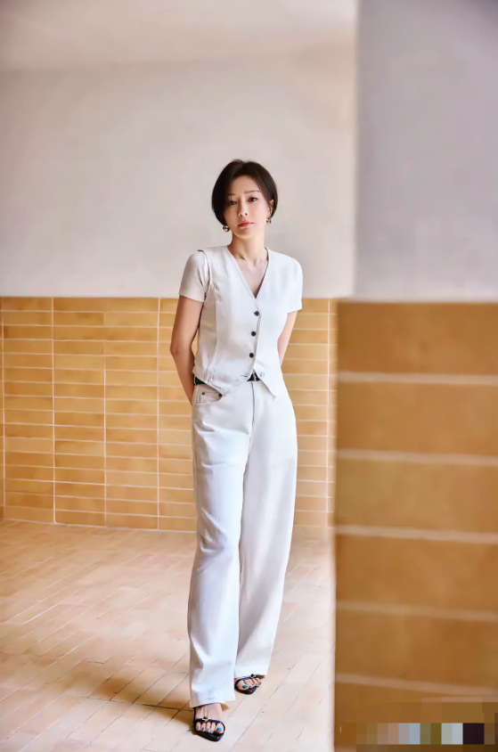秦岚，165cm，从头美到脚，就连脚指甲盖颜色都那么好看，你们看看是不是呢？