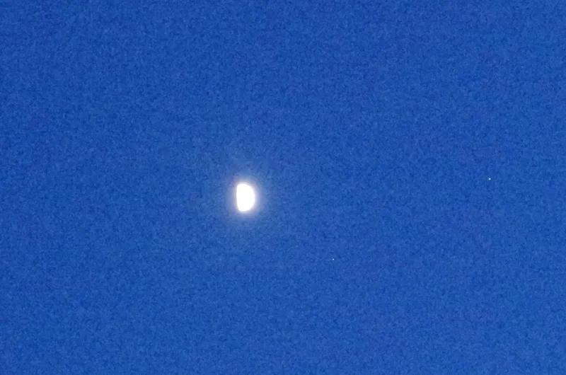 夜晚了我有点困，却又有点不困夏天的叶子，遮住了窗外的星光月亮垂下来的光都有