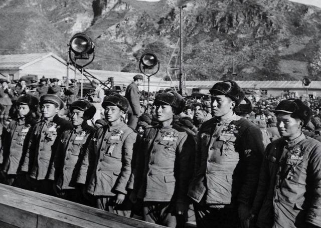 1952年，朝鲜战场上，志愿军抓获了一名间谍，搜身时，志愿军战士在间谍胸前一摸，