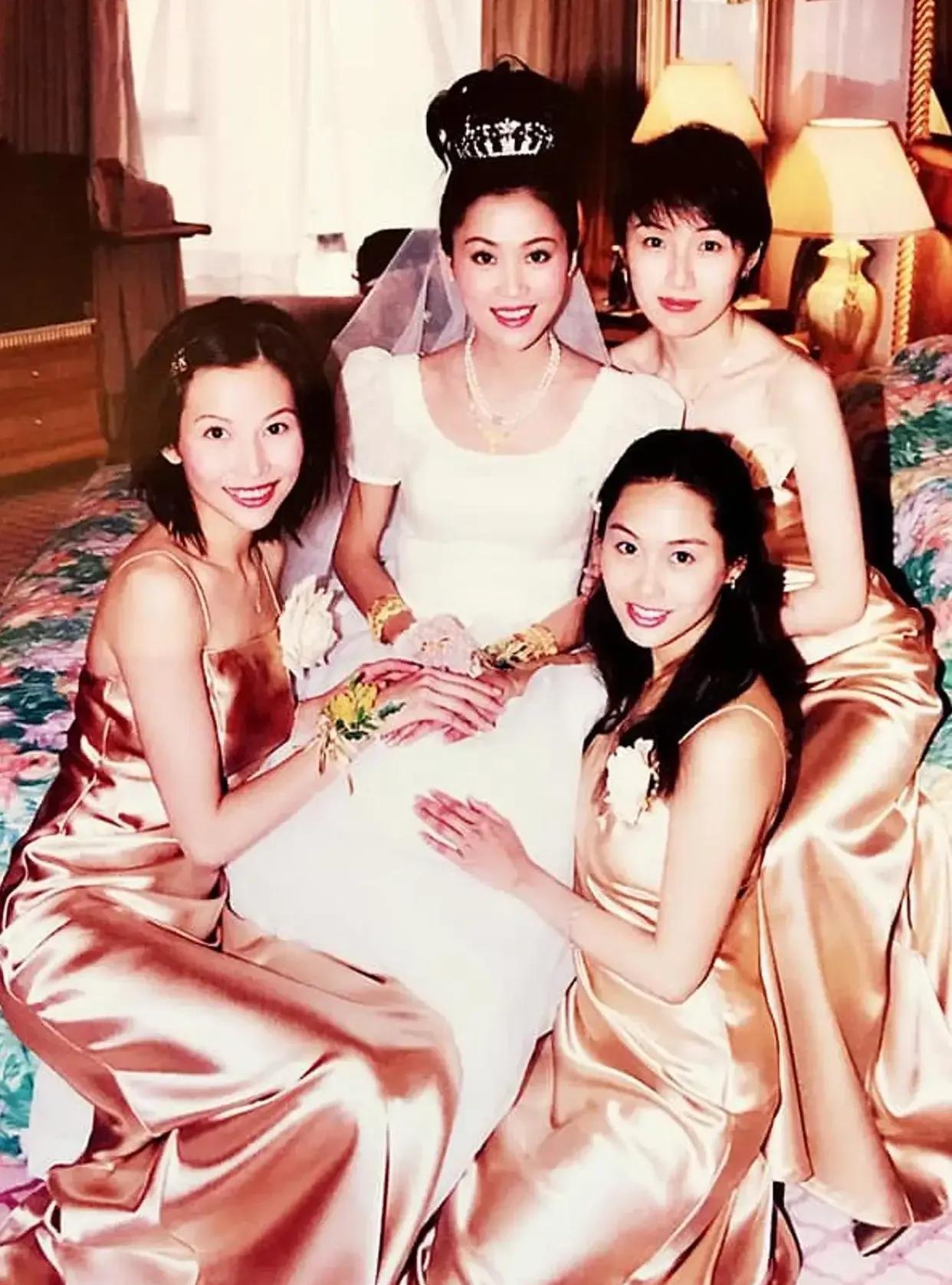 2000年，<em>梁小冰</em>与“马文才”陈嘉辉举办婚礼，明星闺蜜们现身送嫁，谁能想到她们会