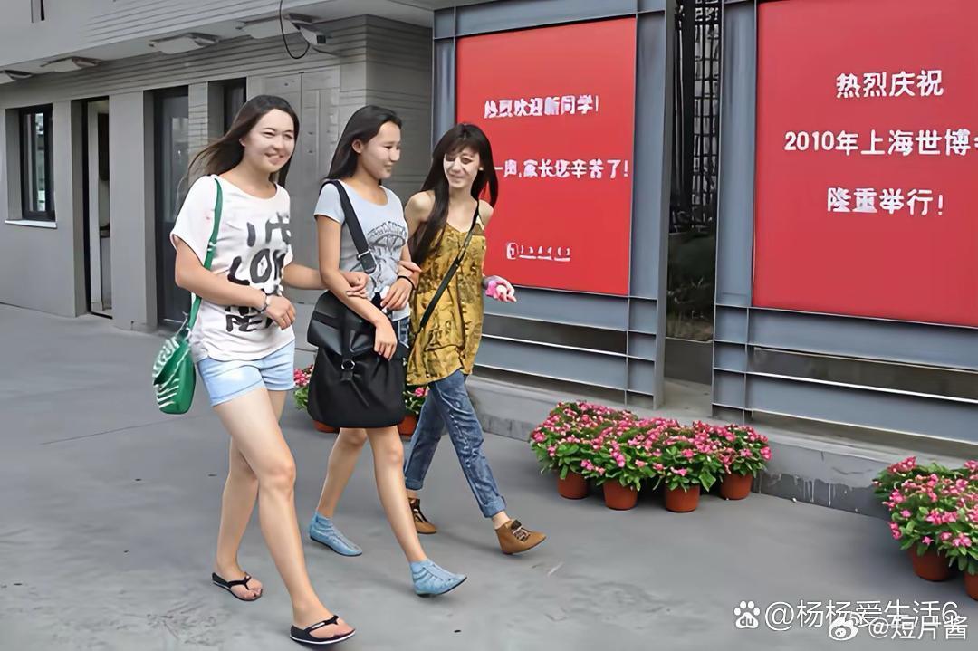 大学时期的迪丽热巴，这种在新疆不是很普通吗。