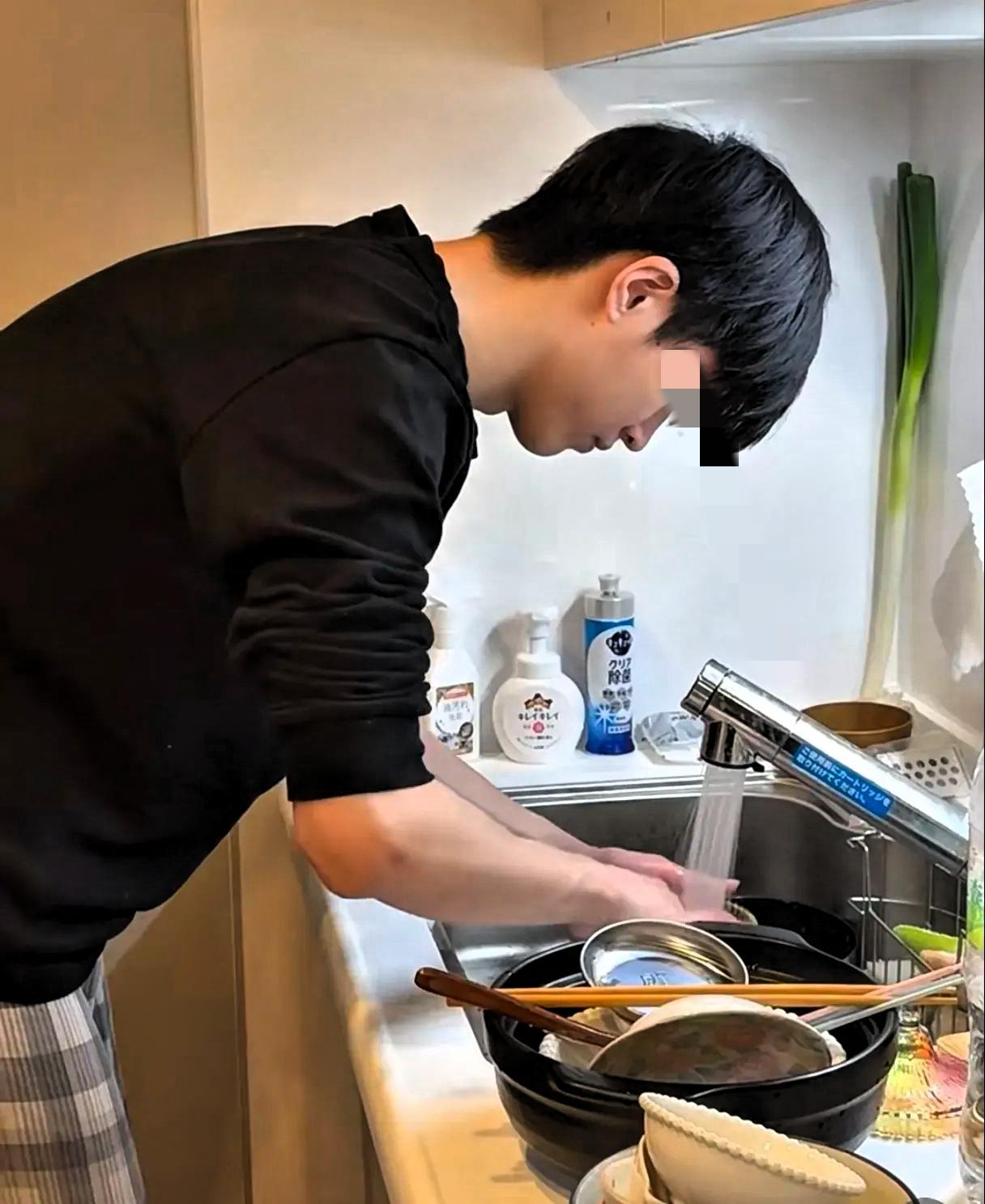 上海有个小伙，干脆不上班了。不是懒，家里六个老人退休，退休金凑一块儿一月快四万，
