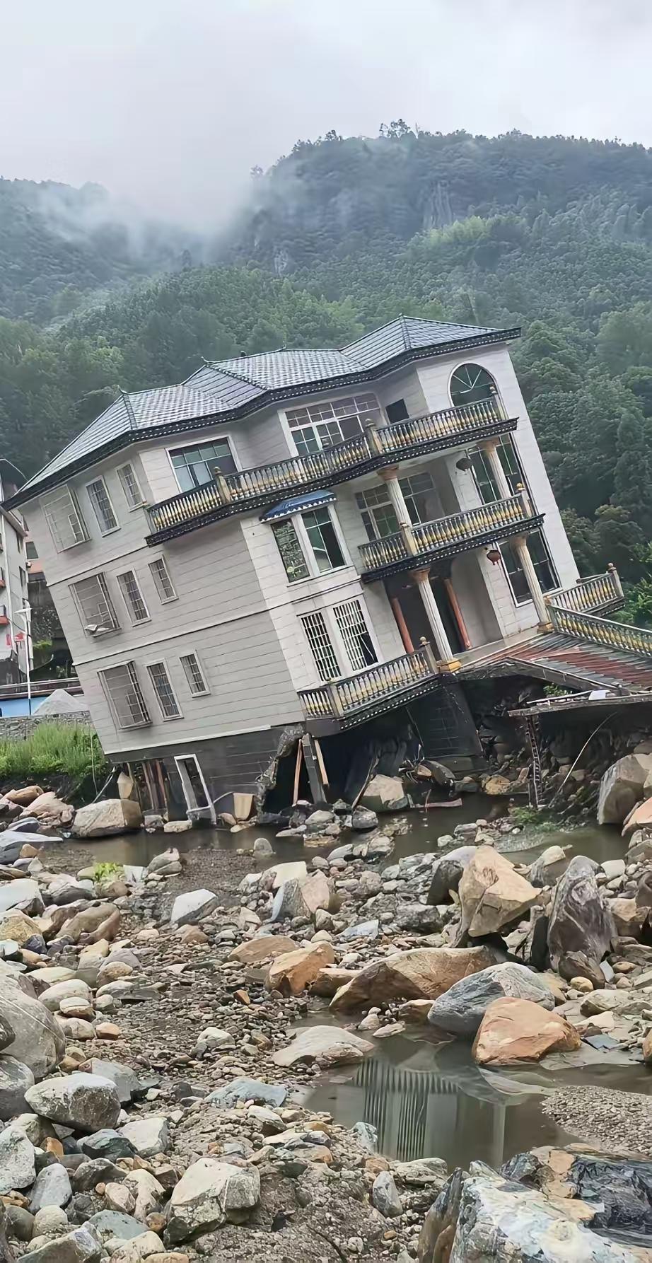 地基的重要性！建房不是儿戏，必须请专业的人建，而且位置也很重要，必须选在地势稳固