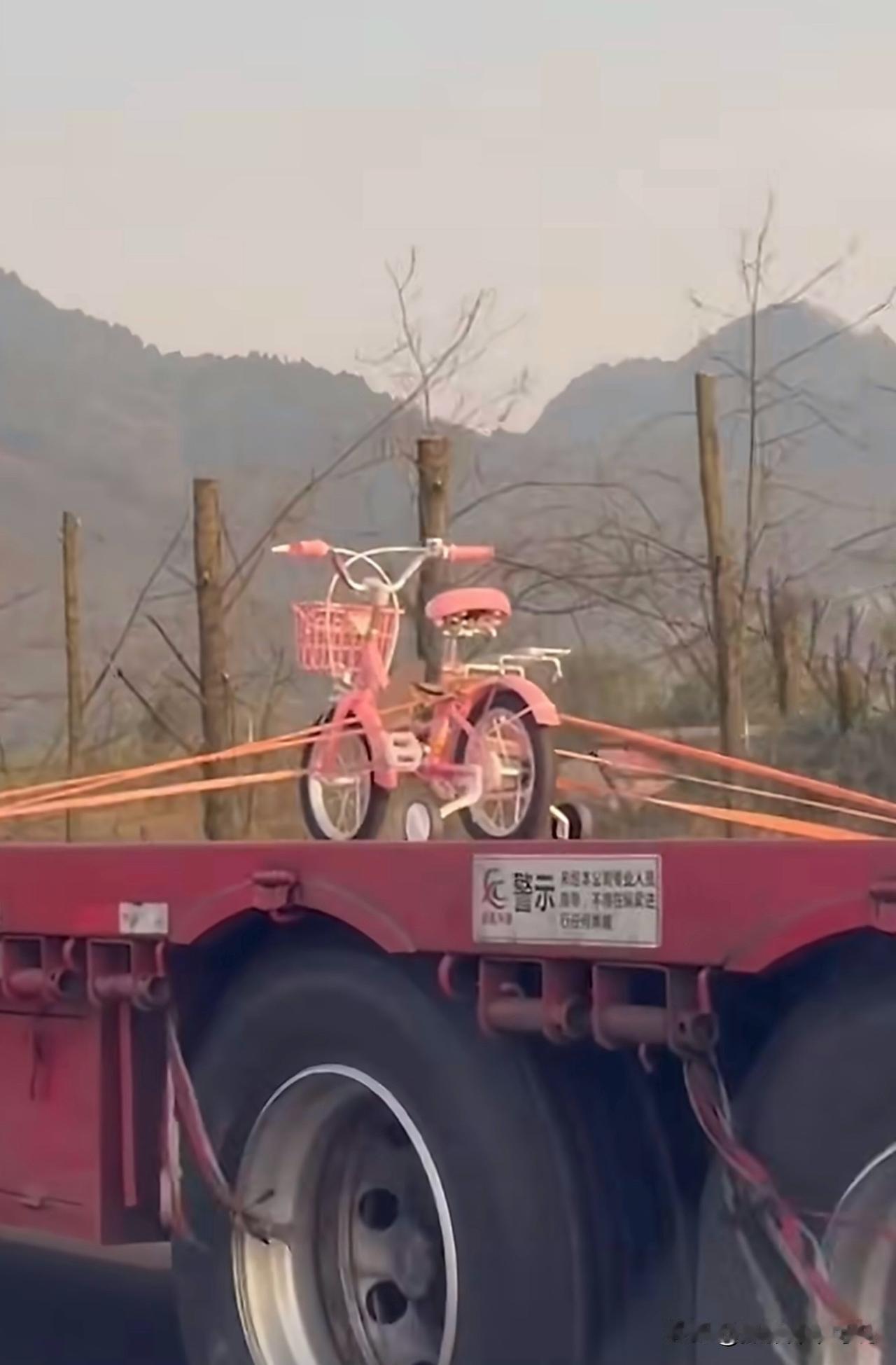 全网最温柔最厚重的新年礼物出现了，有网友在高速公路上拍到暖心而又夸张的一幕，一辆