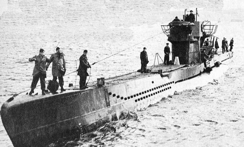 1945年，德国一艘U型潜艇正在伏击盟军商船，艇长一时没忍住上了个厕所，上完后没