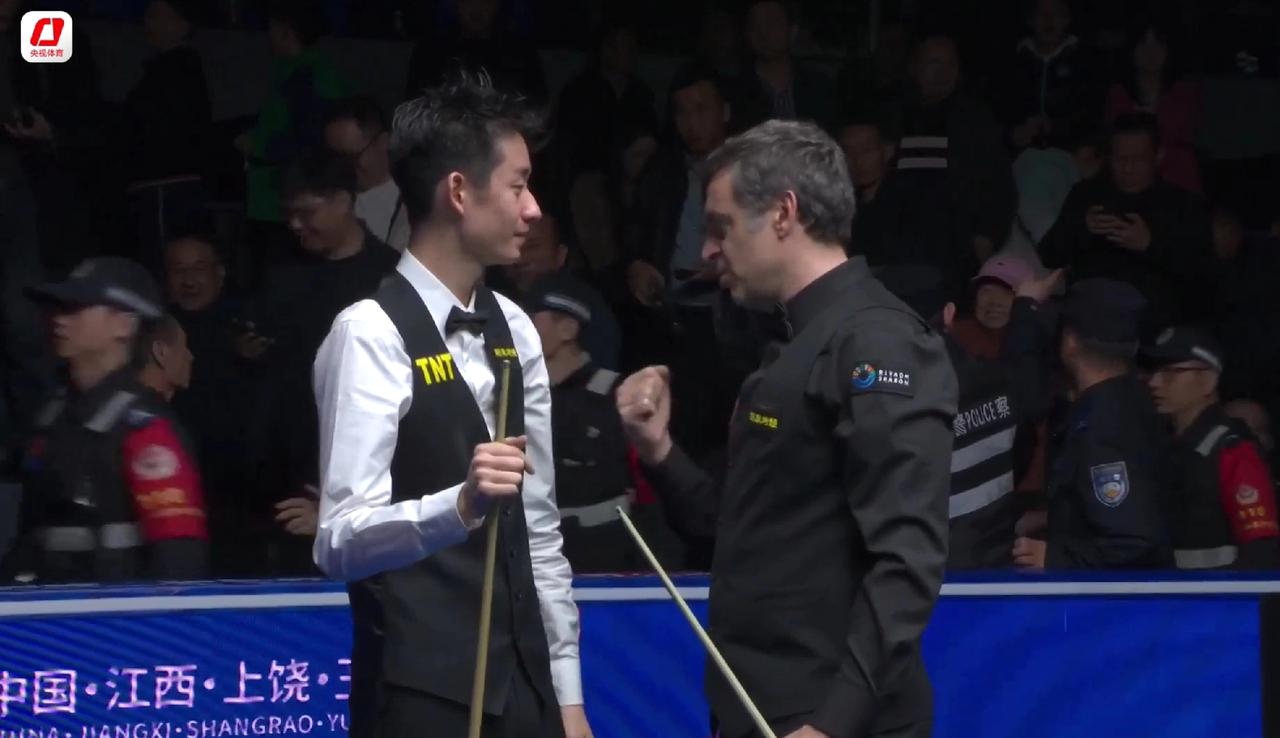 决胜局幸运胜出，奥沙利文安慰并鼓励吴宜泽，眼中满是对晚辈的期许与赞赏。吴宜泽