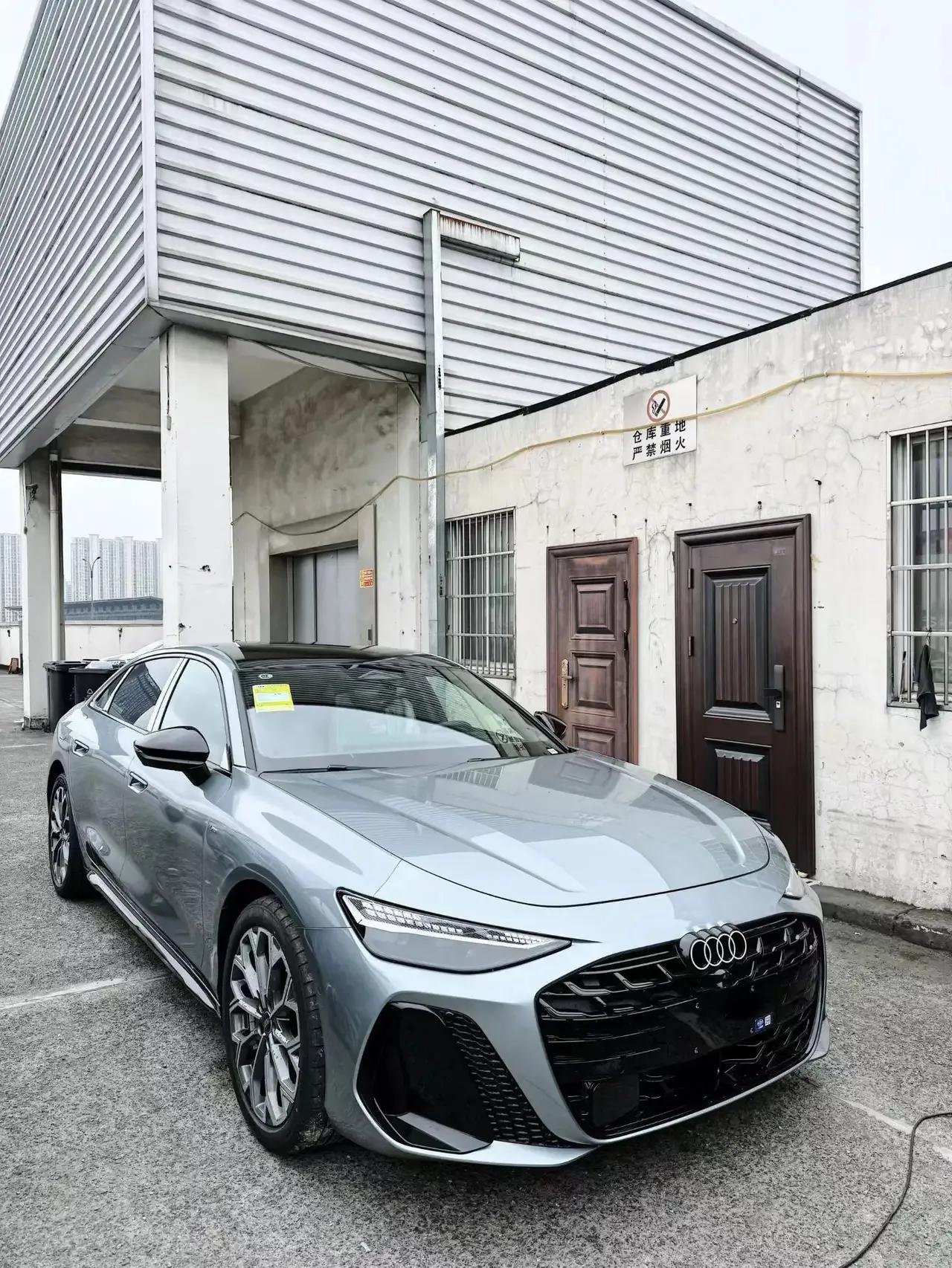 我年轻时它稳重，我稳重时它年轻！新一代奥迪A6L，真是帅！