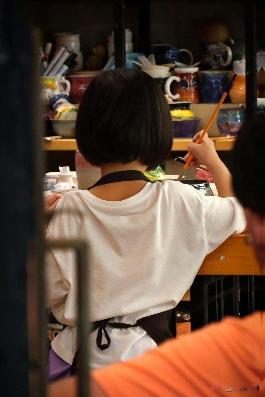 广东小女孩到小姨家做客，端着饭碗始终不敢抬头。她只夹面前那盘肥肉，小声说"腻"