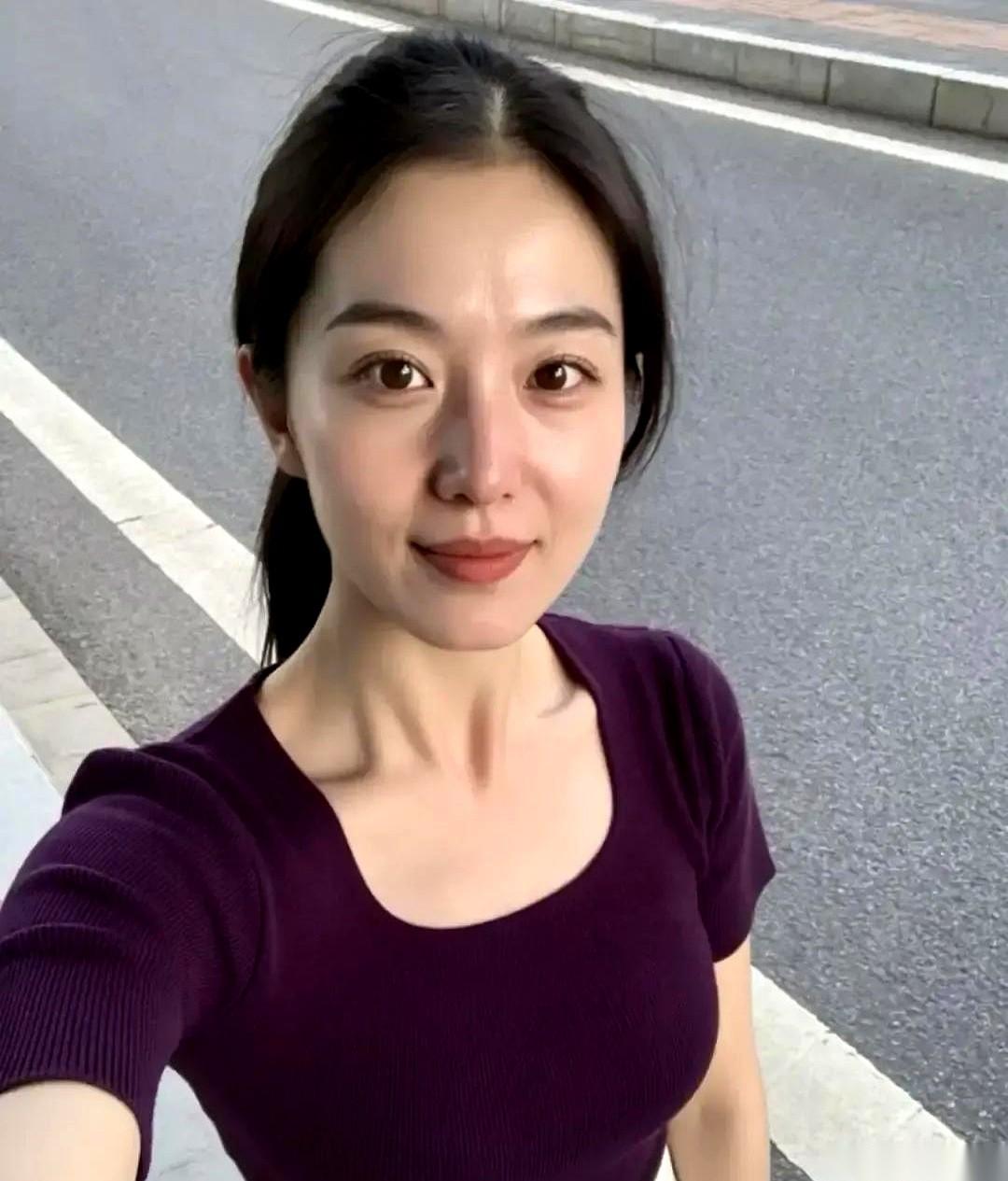 我公公退休金到账那天，我以为他要请全家吃饭。结果他盯着手机看了五分钟，把手机往