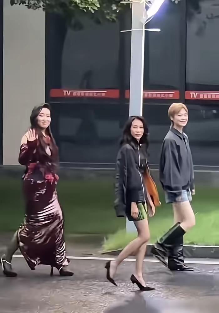 不得不说李宇春在女人堆里，确实欠缺点女人味。妥妥的假小子一个！但是，人家李宇