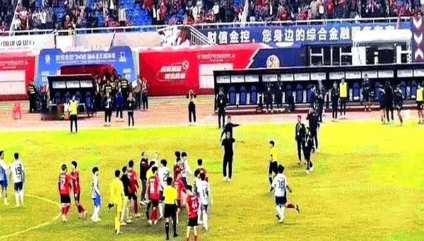 一个保温箱，砸出了业余足球的大问题。这事发生在2023年省业余足球联赛株洲赛