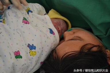 39周待产孕妇半夜破水, 在家紧急早产, 丈夫却还在别人家奋战?