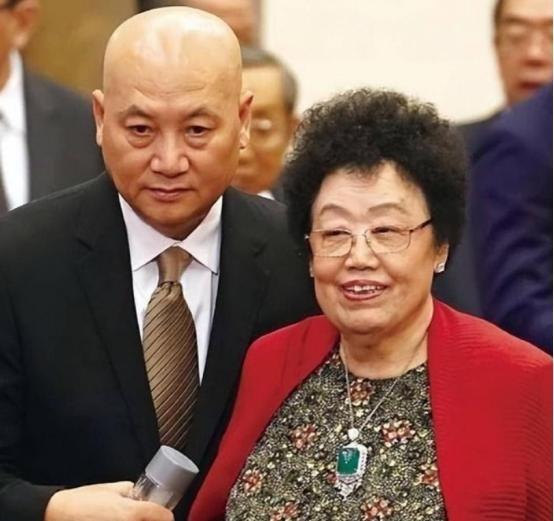 1995年，陈丽华和儿子商量生意的问题，迟重瑞突然插了一句。谁料，陈丽华瞬间变脸