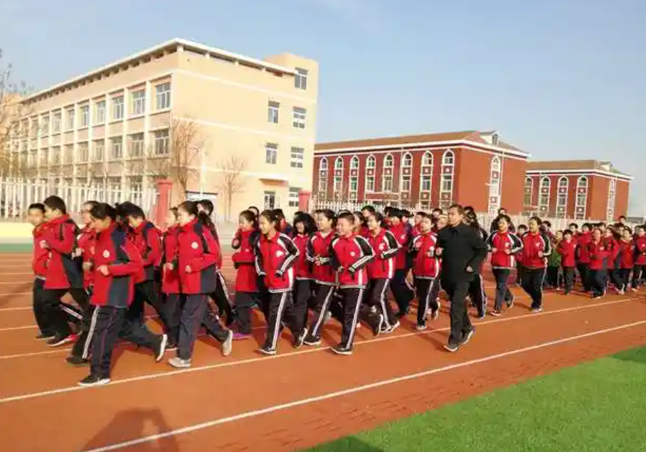 体育课老师让同学跑五圈，一名同学跑了七圈，他对老师说：老师，我多跑了两圈。下次我