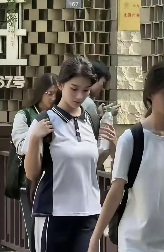 别再让28岁的演员演高一了。真学生穿校服，假演员穿校服，观众一眼看穿。国家广