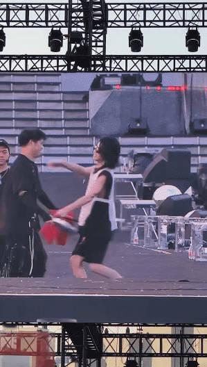 华晨宇被男粉抱飞了救命！这画面也太快乐了！华晨宇和男粉现场拥抱，居然被抱到双脚