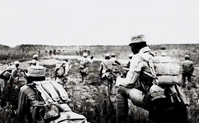 1942年月初，八路军周彪在转移中发现，一秘书有意走在外侧，还时不时往路上撒高粱