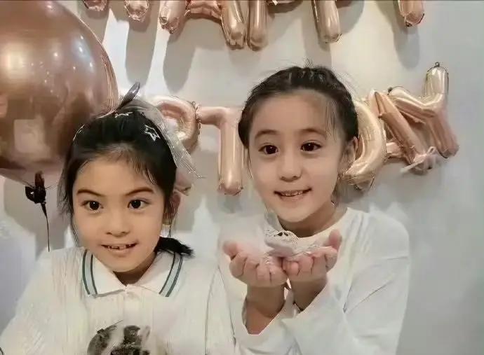 贾静雯家俩闺女，最近挺有看头。咘咘查出来弱视，遗传的。但人家没躺平，戴眼镜