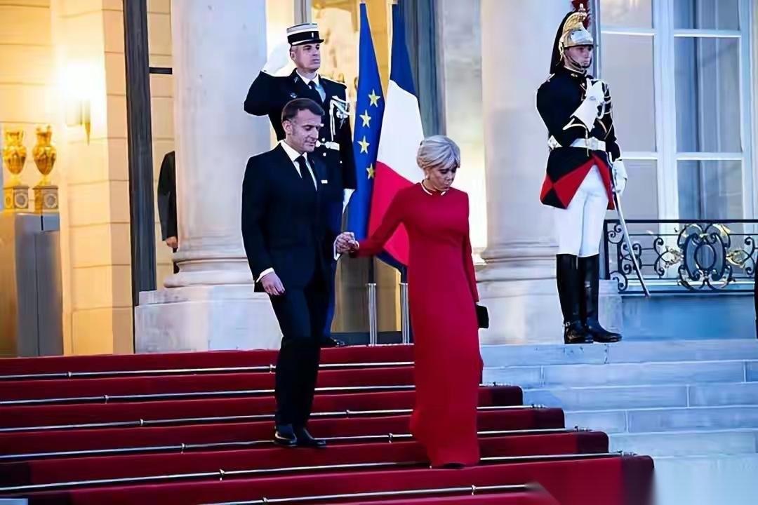 一边是73岁的法国第一夫人布丽吉特的一袭正红长裙，一边是49岁的意大利总理梅洛尼
