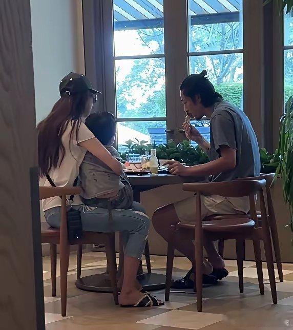 52岁林志玲和家人现身新加坡一家酒店吃早餐，她穿着一身日常休闲服，身材很瘦。在用