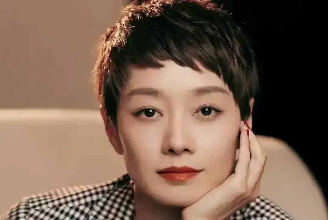 马伊琍一句“老大随我冷静，老二像文章活泼”，直接把热搜点炸。离婚五年，她和