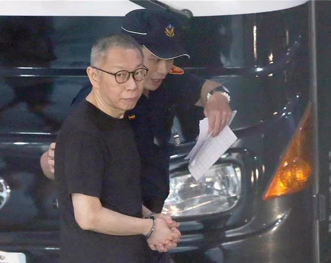 台北地方法院审理京华城案，合议庭裁定柯文哲以自己名义提出7000万元保证金后，应