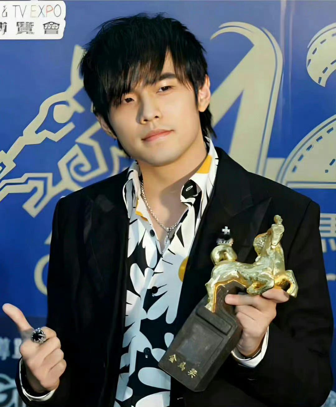 当年拿奖要拿到手软