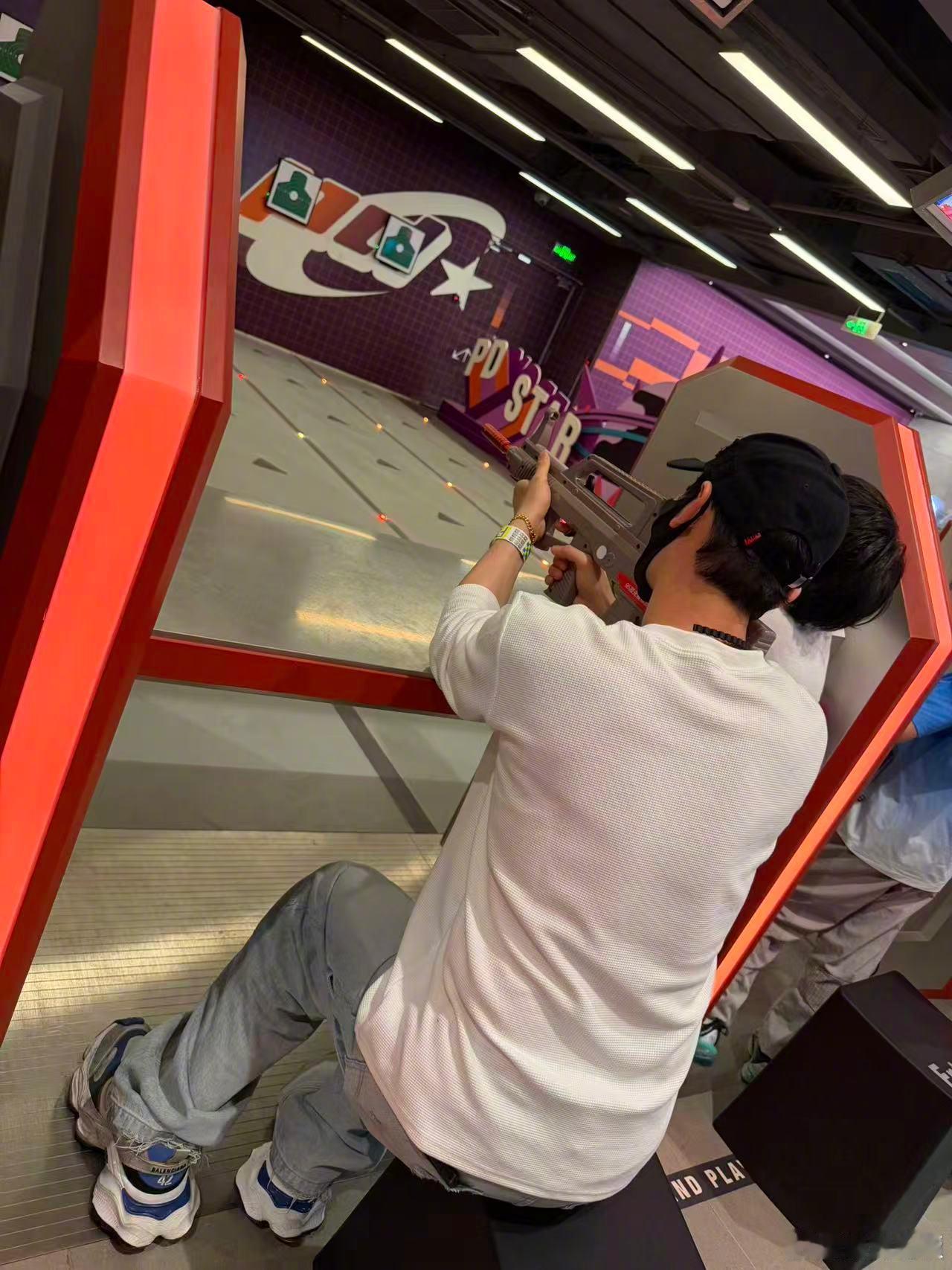 黄晓明带妈妈小海绵逛游乐园黄晓明被小海绵带飞五一假期带妈妈儿子逛游乐园，自曝全