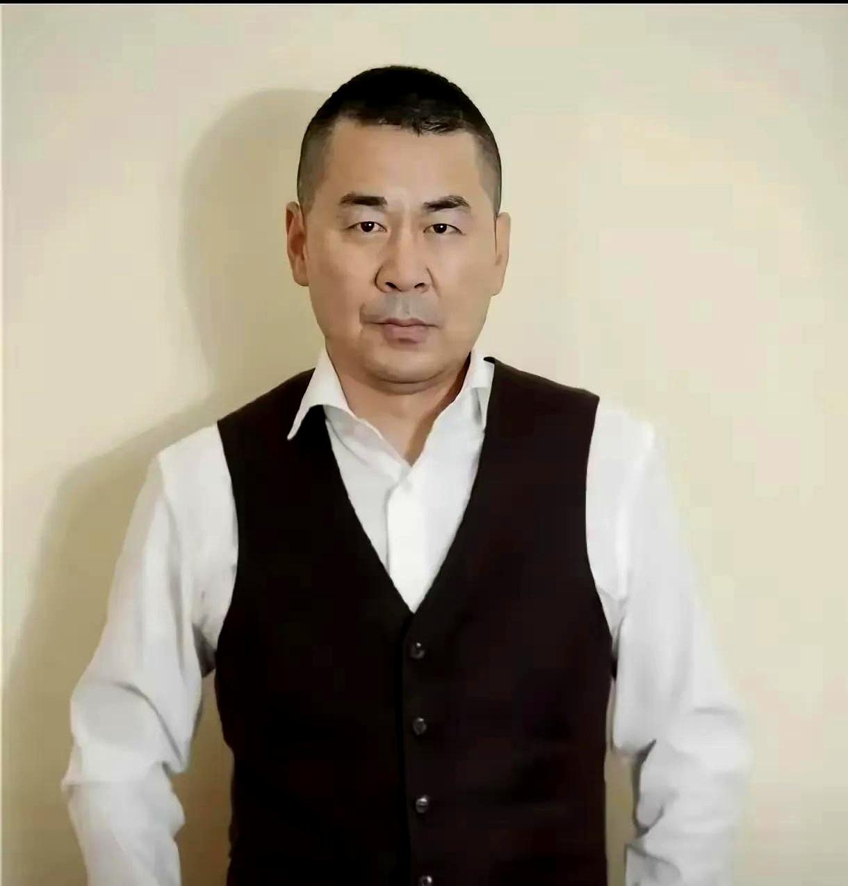 镜头里，她没陪笑，直接顶回去：“丑就丑，可在我像疯了一样时有人抱着说有我呢。”这