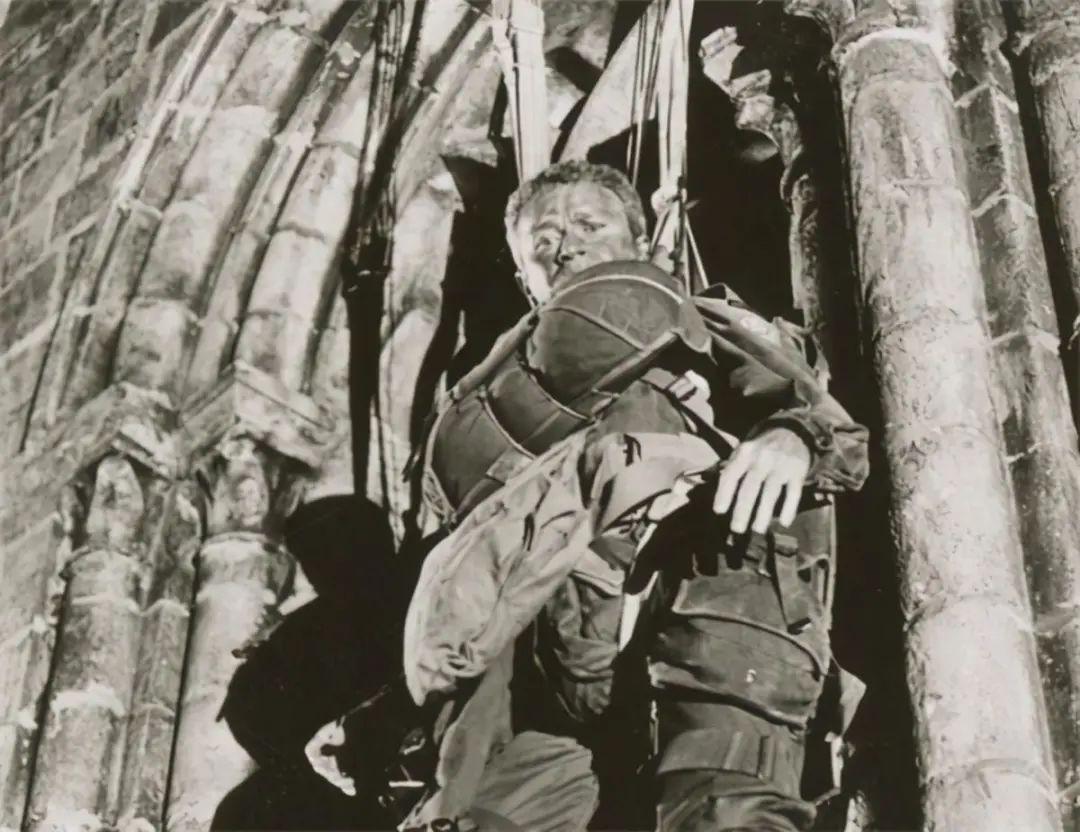 1944年，一名伞兵因失误，被挂在法国的一个教堂上，当德军发现他的时候，他装死骗