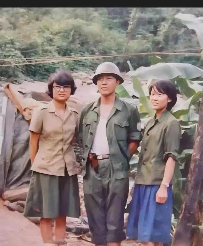 1987年的老山前线，235团团长秦天和两名女兵的合影。在对越作战中，秦天率领部