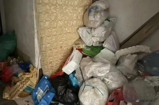 江西抚州，男子举报自己的母亲，在家里、楼道囤积大量垃圾物品，不仅导致全家人连站的