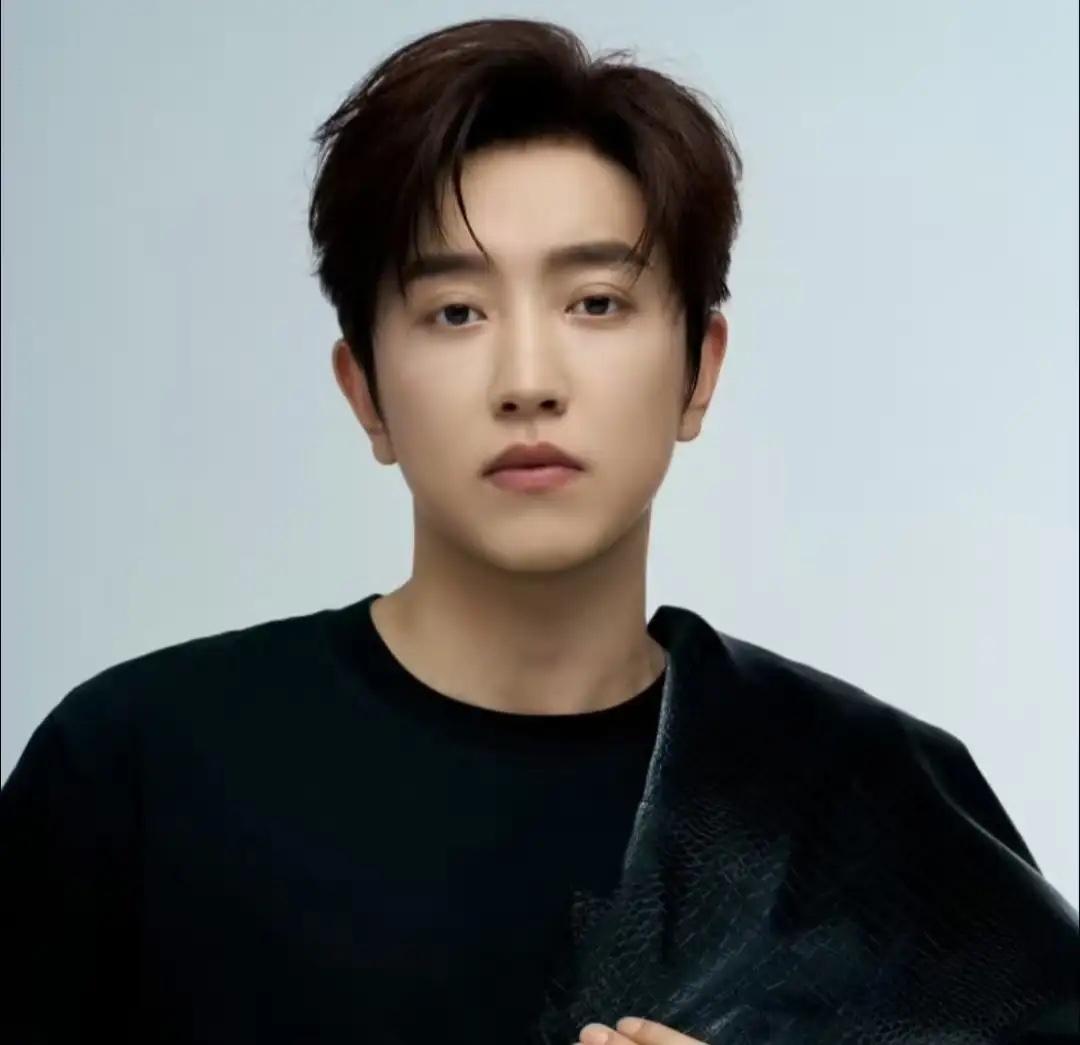 今天才知道网红白冰的富豪人设，全是假象！他根本不是天生富二代，早年农村出身，