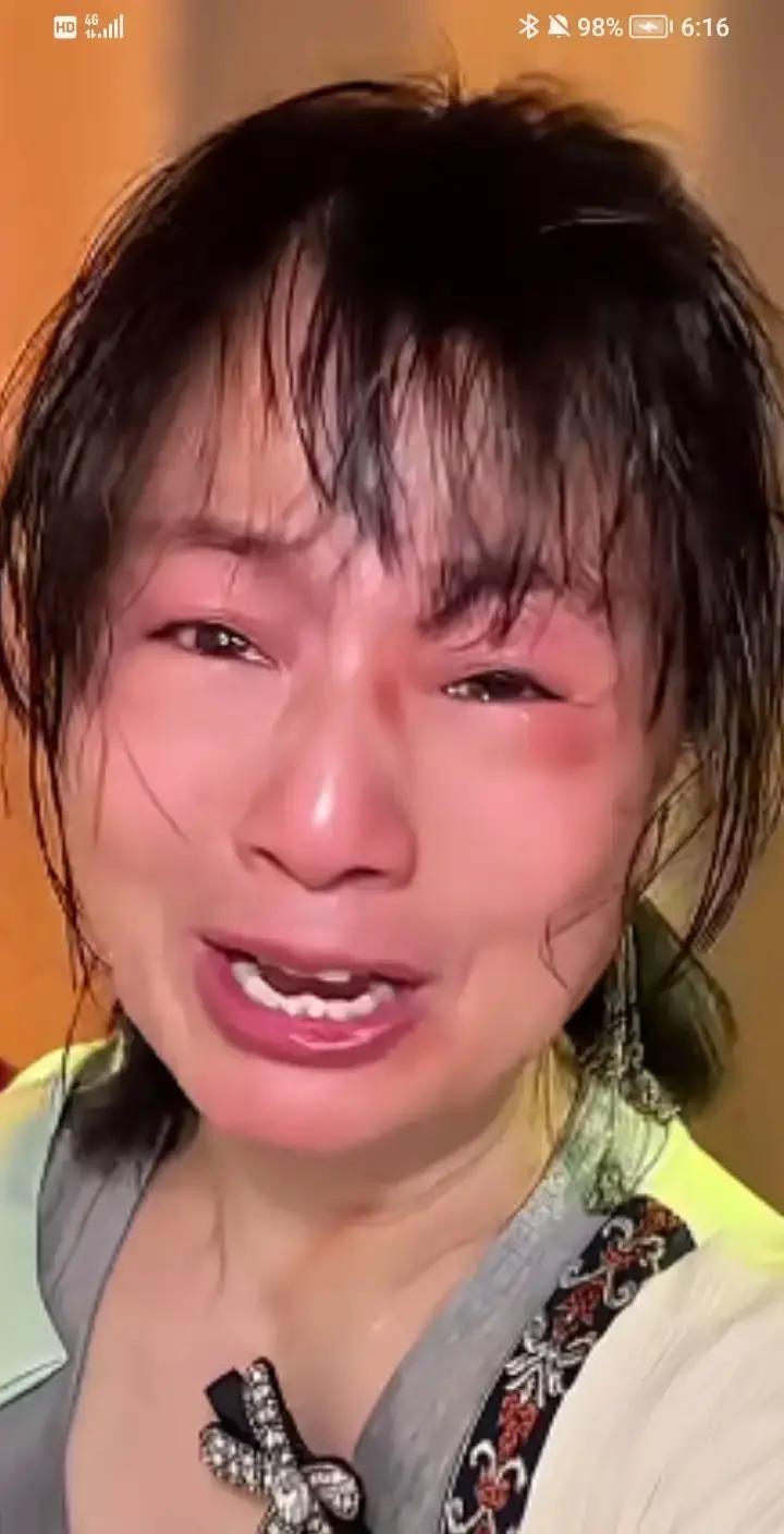 看到个视频，挺讽刺的，甚至有点黑色幽默的味道一个女人哭得撕心裂肺，不知情的还以