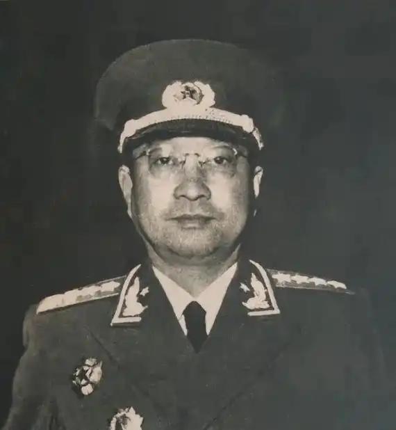 1955年9月27日授衔仪式上，当毛主席走到陈赓面前时，说：“你陈赓当大将了，跟