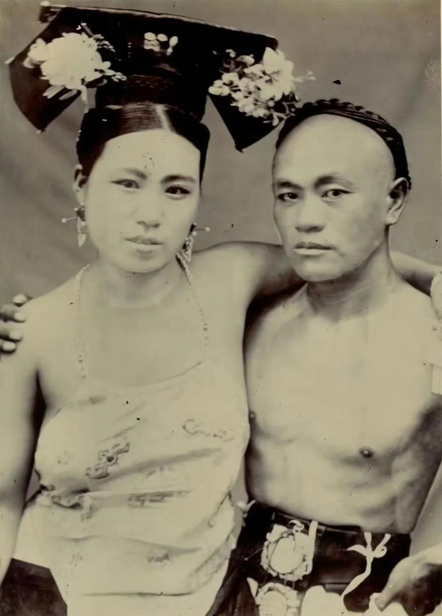 1903年，北京的一对夫妻，从女人的服饰来看像是旗人。